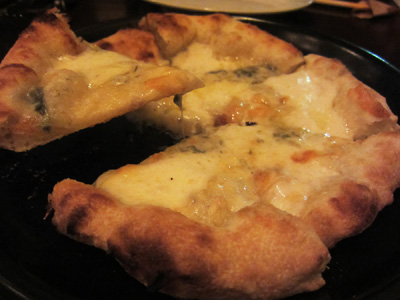 クアトロフォルマッジ4種のチーズのピッツァ